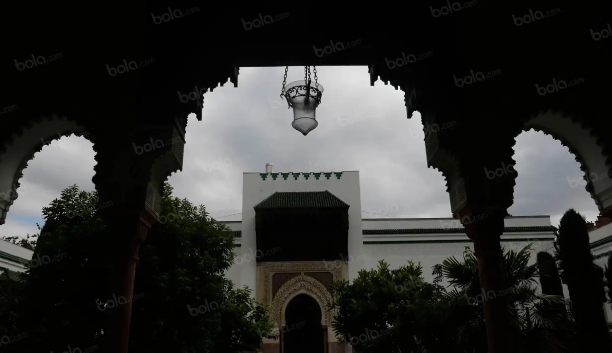 Pada jaman penyerangan Nazi Jerman ke Prancis, Masjid Agung Paris dijadikan tempat berlindung bagi para kaum Yahudi. (Bola.com/Vitalis Yogi Trisna)