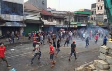 Aksi sengit warga Kampung Pulo bentrok dengan Satpol PP