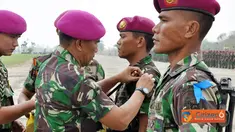 Citizen6, Surabaya: Sebelum upacara penutupan dilaksanakan terlebih dahulu dilaksanakan demontrasi penerjunan dan setelah selesai upacara penutupan dilaksanakan penyematan Brivet oleh para pejabat yang hadir. (Pengirim: Budi Abdillah)