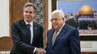 Presiden Palestina Mahmoud Abbas dan Menteri Luar Negeri Amerika Serikat Antony Blinken saat bertemu di Ramallah, Tepi Barat yang diduduki pada Selasa (31/1/2023). (Dok. AFP)