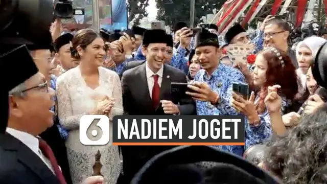 Mendikbud Nadiem Makarim beserta istri dan jajaran ASN Kemendikbud berjoget maumere usai melakukan upacara peringatan Hari Guru Nasional 2019.