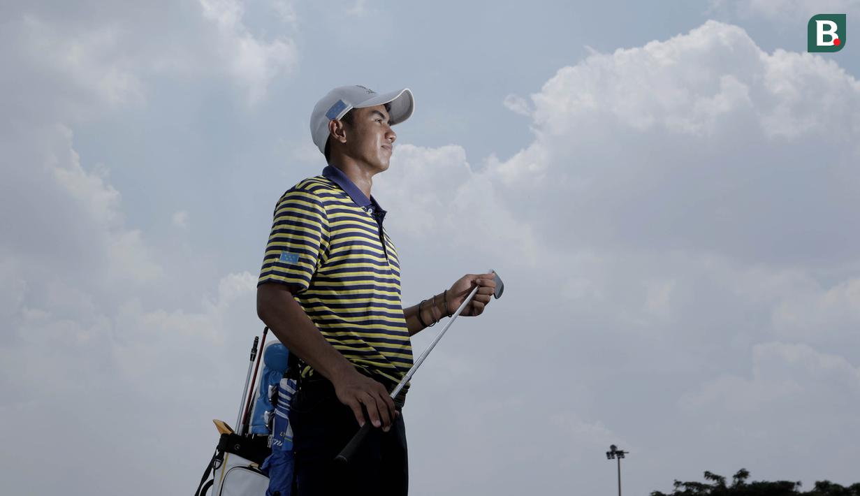 Pegolf Indonesia, Narajie Emerald Putra, berpose usai latihan di Padang Golf Modernland, Tangerang, Rabu (28/3/2018). Narajie akan memeprkuat tim golf indonesia di 2 nomor yaitu individual putra dan beregu putra. (Bola.com/M Iqbal Ichsan)