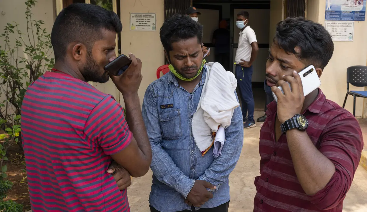 Para pejabat perkeretaapian merekomendasikan badan investigasi kriminal utama negara tersebut untuk menyelidiki kecelakaan yang menewaskan 275 orang tersebut. (AP Photo/Rafiq Maqbool)