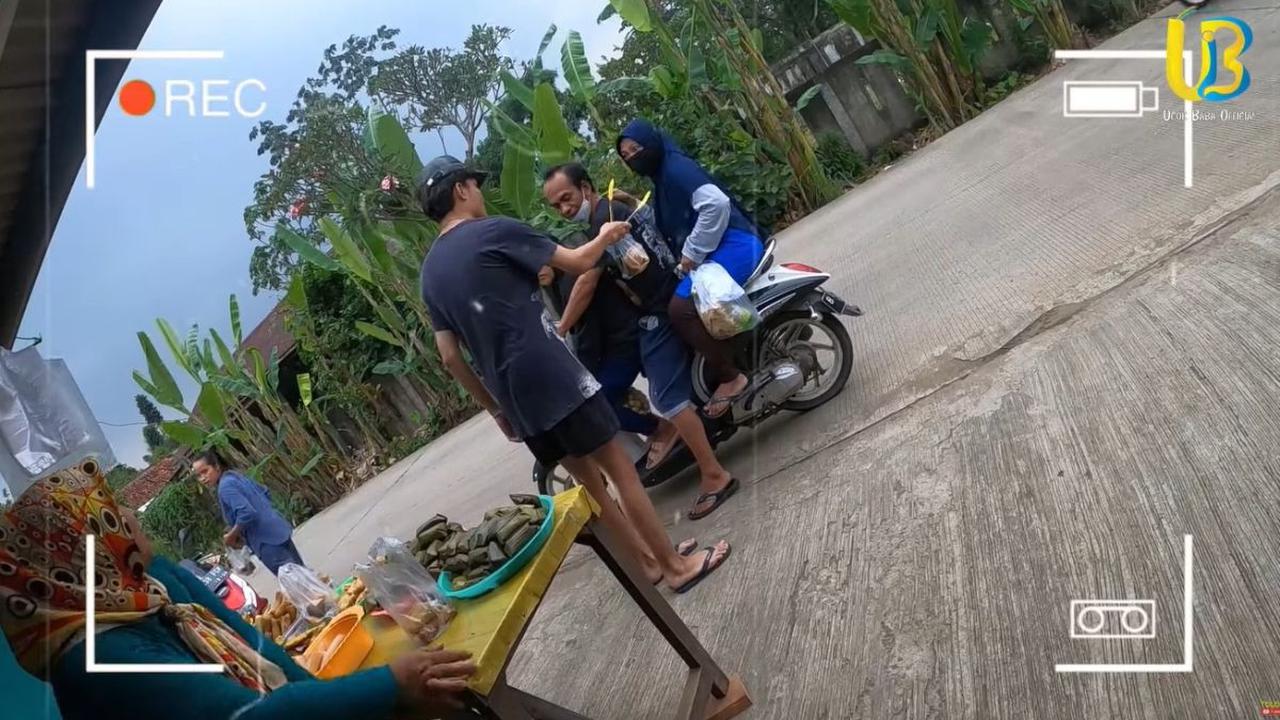 Tak cuma kepada warga yang hendak membeli, tetapi kepada pengendara yang lewat di jalan raya juga, Adam juga membagi-bagikan takjil tersebut<br>