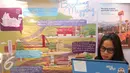 Pengunjung memperhatikan salah satu stand yang mengusung pembangunan kawasan pemukiman kumuh saat pertemuan Asia Pasifik Urban Forum (APUF) ke-6 di Jakarta, Senin (19/10/2015). (Liputan6.com/Angga Yuniar)