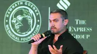 Aamir Khan dalam sebuah acara penghargaan media. Pernyataannya menimbulkan pro dan kontra. (ndtv.com)