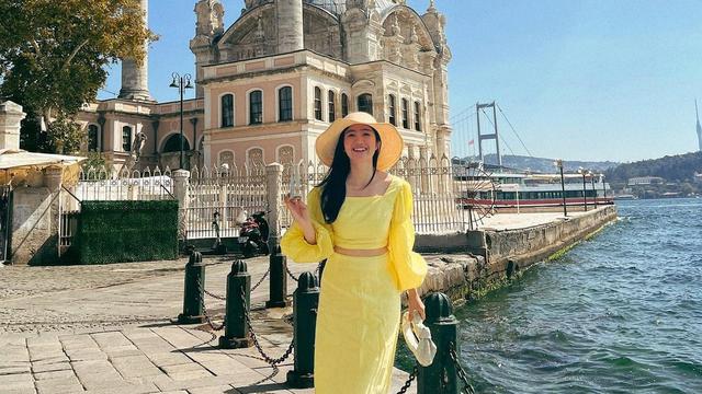 Tampil Ngejreng, Ini Potret Febby Rastanty Pakai Outfit Bernuansa Kuning