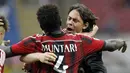 Pelatih AC Milan, Filippo Inzaghi (kanan) memeluk Sulley Muntari yang berhasil mencetak gol kedua ke gawang Lazio di laga perdana Liga Italia Seri A 2014/2015 di Stadion San Siro, (31/8/2014). (REUTERS/Alessandro Garofalo)