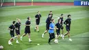 Pemain Kroasia, Luca Modric (depan tengah) bersama rekan setimnya lari-lari kecil saat sesi latihan di Lapangan Luzhniki, Moskow, Rusia, Senin (9/7). Kroasia akan menghadapi Inggris pada laga semifinal Piala Dunia 2018. (Alexander NEMENOV/AFP)