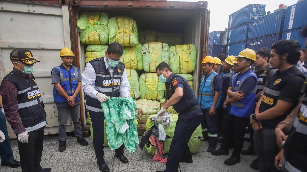 FOTO: Pakaian Bekas Ilegal Senilai Rp53 Miliar Disita di Tanjung Priok