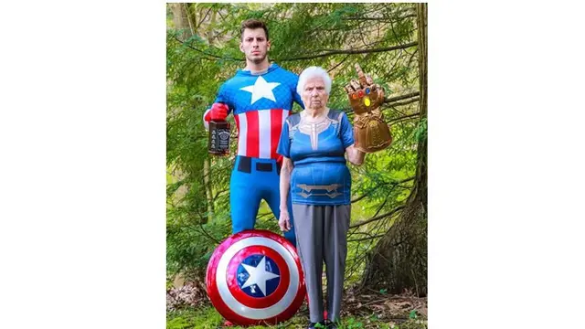 Ross Smith dan sang nenek mengenakan kostum Avangers, keduanya terlihat kompak.