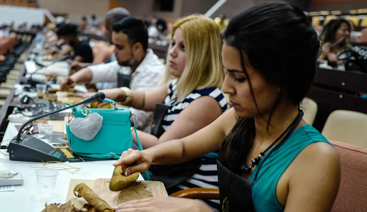 Peserta wanita saat membuat cerutu selama kelas master dalam Festival Havana Cigar ke-20 di Istana Konvensi di Havana, Kuba (28/2). (AFP Photo/Adalberto Roque)