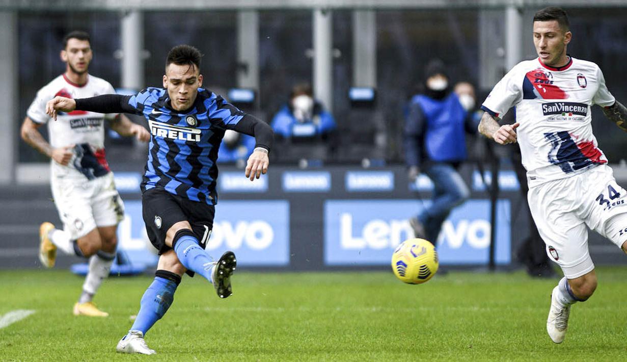 Striker Inter Milan, Lautaro Martinez, melepaskan tendangan ke gawang Crotone pada laga Liga Italia di Stadion Giuseppe Meazza, Minggu (3/1/2021). Inter Milan menang dengan skor 6-2. (Piero Cruciatti /LaPresse via AP)