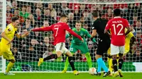 Pemain Manchester United Cristiano Ronaldo (tengah) mencoba melepaskan tembakan ke gawang Sheriff pada pertandingan sepak bola Grup E Liga Europa di Old Trafford, Manchester, Inggris, 27 Oktober 2022. Manchester United menang 3-0. (AP Photo/Jon Super)