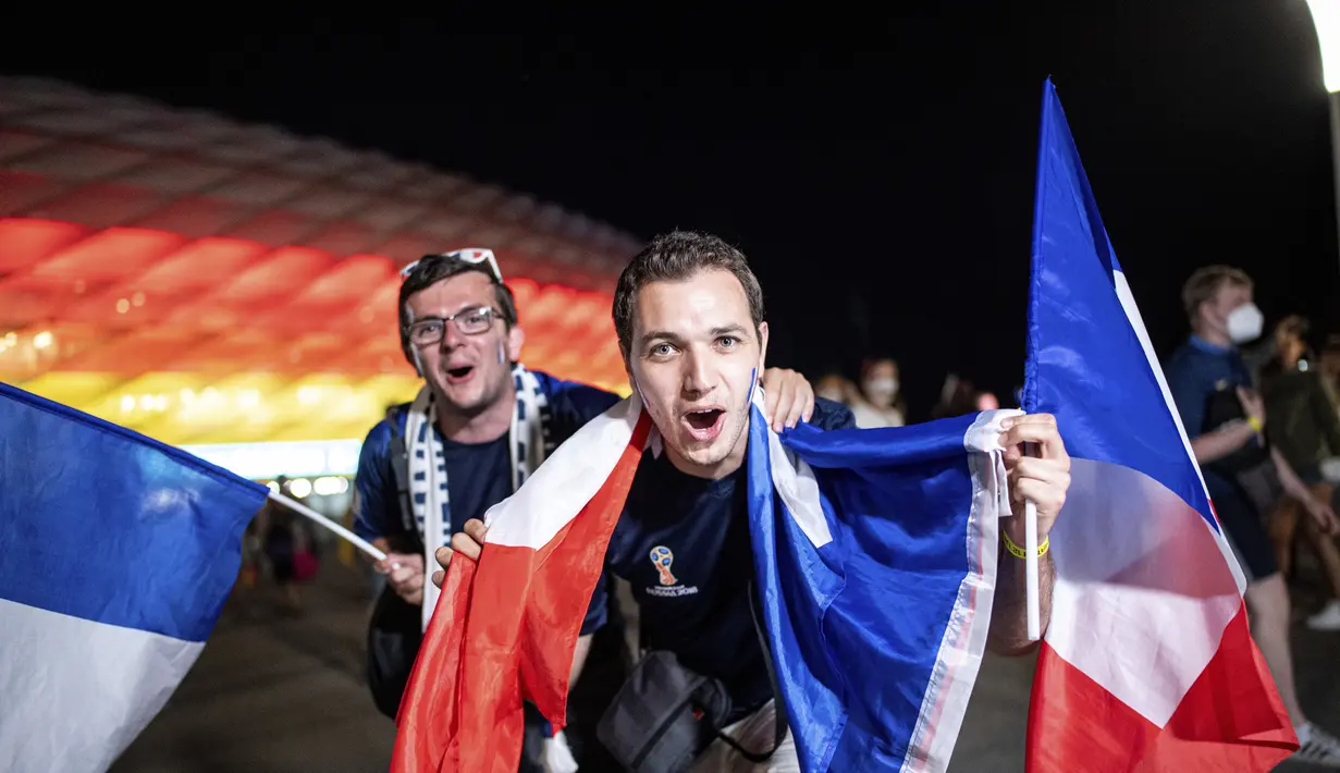 Suporter Prancis merayakan kemenangan timnya melawan Jerman setelah pertandingan grup F Euro 2020 di Munich, Jerman, Selasa (15/6/2021). (Matthias Balk/dpa via AP)