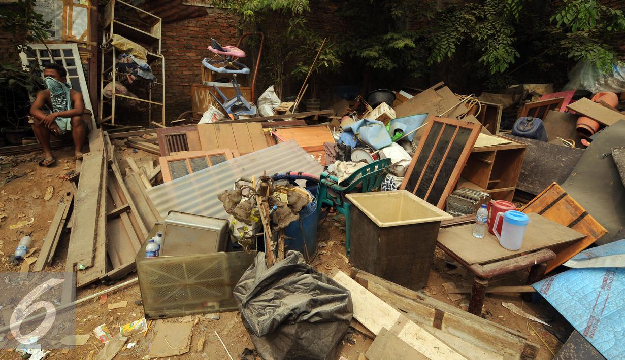 Tumpukan barang warga terlihat di sisi bangunan yang dihancurkan saat penggusuran di Kampung Pulo, Jakarta, Kamis (20/8/2015).Pemprov DKI Jakarta berencana merelokasi warga ke Rusun Jatinegara. (Liputan6.com/Helmi Fithriansyah)