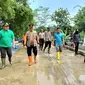 Kapolres Bojonegoro membagikan nasi bungkus untuk warga korban banjir di Bojonegoro. (Istimewa)