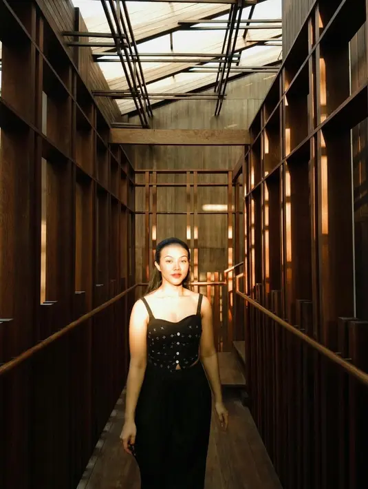 Yura Yunita pulas wajahnya dengan makeup super minimalis yang soroti tampilan bibir merah [@yurayunita]