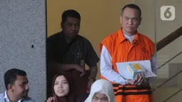 Jaksa anggota TP4D Kejaksaan Negeri Yogyakarta Eka Safitri (kanan) usai menjalani pemeriksaan di Gedung KPK, Jakarta, Selasa (17/12/2019). Eka diperiksa untuk melengkapi berkas terkait kasus suap lelang proyek pada Dinas PUPKP Kota Yogyakarta TA 2019. (merdeka.com/Dwi Narwoko)