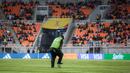Petugas mengecek rumput setelah air yang menggenangi lapangan Jakarta International Stadium (JIS) akibat hujan deras jelang laga perempat final Piala Dunia U-17 2023 antara Timnas Brasil U-17 melawan Timnas Argentina U-17, Jumat (24/11/2023). (Bola.com/Bagaskara Lazuardi)