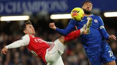 Pemain Arsenal, Martin Zubimendi (kiri) berebut bola dengan pemain Chelsea, Reece James dalam laga lanjutan Liga Inggris 2025/2026 di Stamford Bridge, London, Minggu (30/11/2025). (AP Photo/Ian Walton)