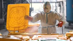 Pekerja mendisinfeksi kontainer berisi limbah medis di Wuhan Beihu Yunfeng Environmental Technology Co., Ltd. di Distrik Qingshan, Wuhan, Hubei, China, Rabu (4/3/2020). Merebaknya virus corona (COVID-19) menyebabkan Kota Wuhan dipenuhi dengan limbah medis yang harus segera dibuang. (Xinhua/Cai Yang)