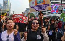 FOTO: Aksi Long March Sosialisasi Pengawasan Pilkada Serentak 2024 dari Kantor Bawaslu ke Bundaran HI