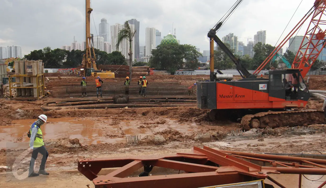 Aktivitas pekerja pembangunan Pasar Rumput, Manggarai, Jakarta, Rabu (8/2). Pasar ini juga diharapkan dapat mengatasi permasalahan pemukiman bagi masyarakat berpenghasilan rendah. (Liputan6.com/Angga Yuniar)