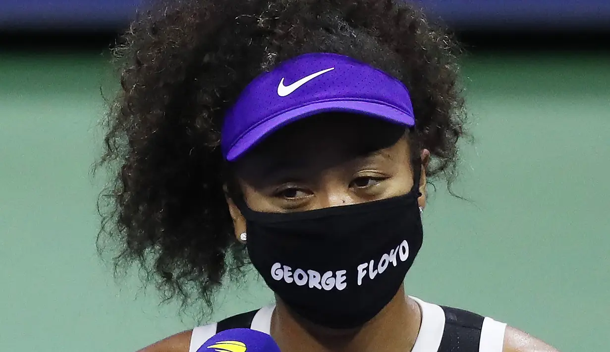 Petenis putri Jepang, Naomi Osaka mengenakan masker bertuliskan "George Floyd" sebagai dukungan kampanye gerakan Black Lives Matter saat diwawancara dalam Kejuaraan Tenis US Open 2020 di USTA Billie Jean King National Tennis Center, New York, Selasa (8/9/2020). (AFP/Matthew Stockman/Getty Images)