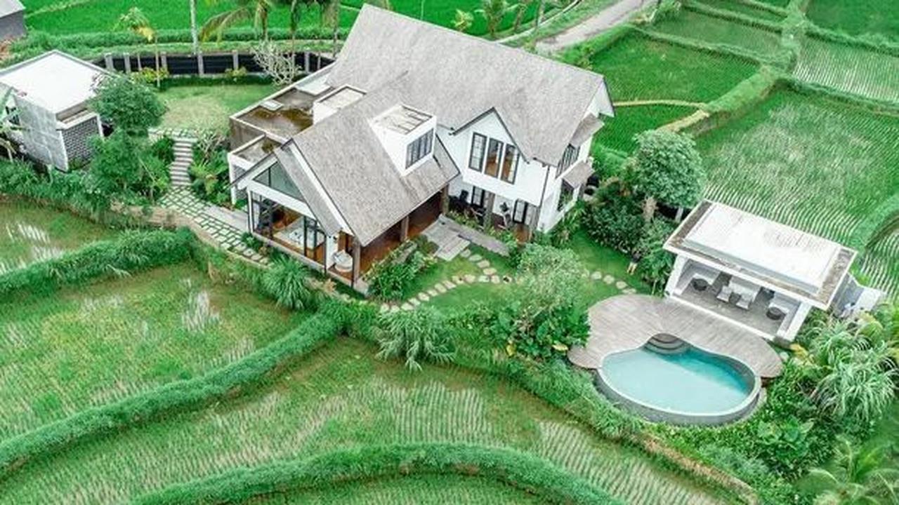 Rumah Titi Kamal di Bali terletak di kawasan Ubud, daerah yang terkenal dengan pemandangan alamnya yang menakjubkan. Rumah ini dikelilingi oleh hamparan sawah yang hijau dan pemandangan yang memanjakan mata.