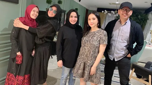 Jarang Tersorot, Ini 6 Potret Kebersamaan Nagita Slavina dengan Ayah Tirinya