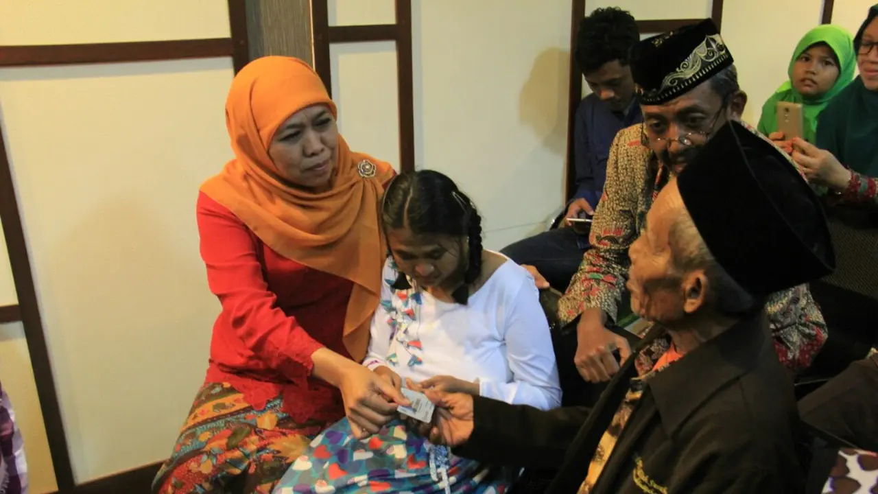 Mensos Berikan KIS untuk Mbah Djoyokardi, Lansia Sebatangkara