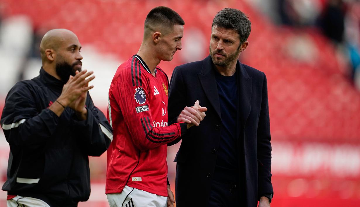 Kemenangan 2-1 Manchester United membawa Setan Merah menempati posisi tiga besar klasemen Liga Inggris 2025/2026. MU mempunyai poin yang sama dengan Aston Villa namun unggul dalam selisih gol. (AP Photo/Dave Thompson)