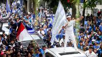 Gubernur Jawa Barat, Dedi Mulyadi, ikut merayakan Persib Bandung juara BRI Liga 1 dari Balai Kota menuju Gedung Sate, Bandung, Jawa Barat, Minggu, (25/5/2025). Pemain dan ribuan bobotoh tumpah ruah merayakan keberhasilan Maung Bandung juara Liga 1. (Bola.com/M Iqbal Ichsan)