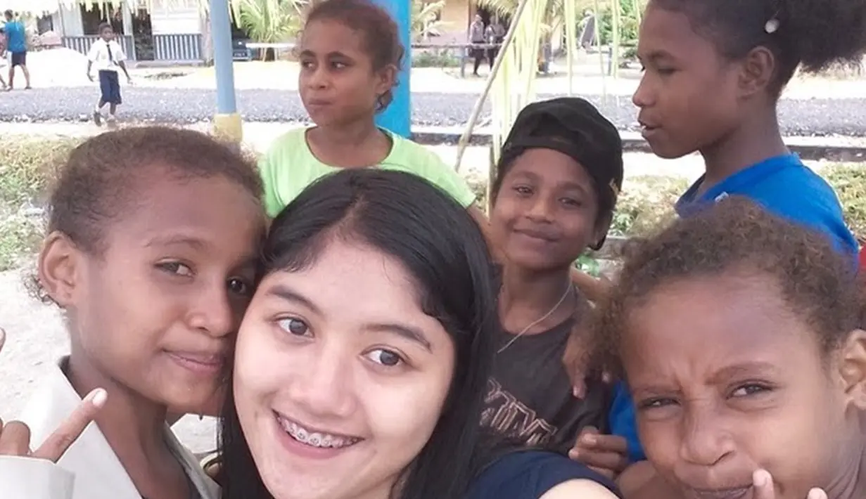 Ini adalah potret Erina Gudono saat masih menjadi mahasiswa UGM. Sepertinya ini adalah momen Erina KKN atau Kuliah Kerja Nyata di Sorendiweri, Papua. Sosok yang hangat, foto manis Erina bersama anak-anak Papua ini banjir pujian. Akan segera dipersunting oleh putra sulung Presiden Jokowi, tak sedikit warganet yang mengkulik foto masa remaja Erina di Instagram hingga unggahan terakhir. (Liputan6.com/IG/@erinagudono)