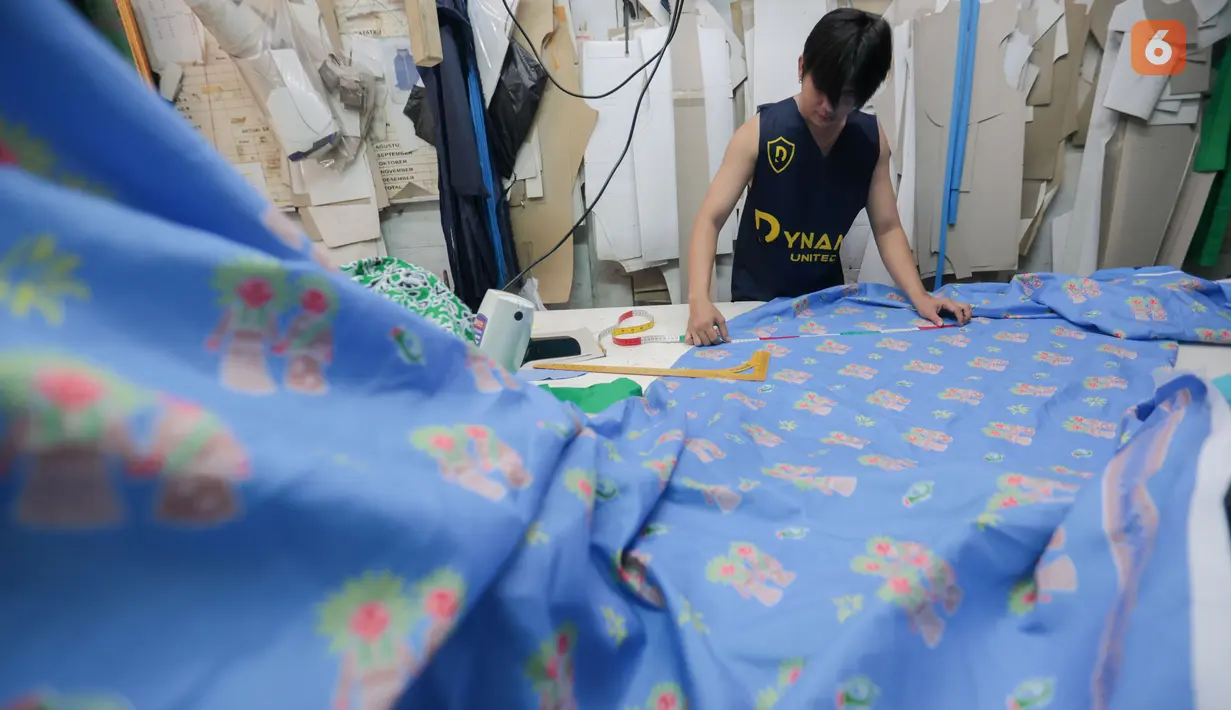 Pelaku UMKM binaan Dinas Koperasi, menyelesaikan produksi seragam sekolah di kawasan PIK Pulogadung, Jakarta, Jumat (3/7/2026). Permintaan seragam meningkat hingga kapasitas produksi mencapai 1.000 potong untuk berbagai pesanan. (Kapanlagi.com/Budy Santoso)