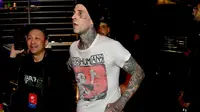 Travis Barker Pasang Perhiasan Gigi dari Berlian Seharga Rp115 Juta