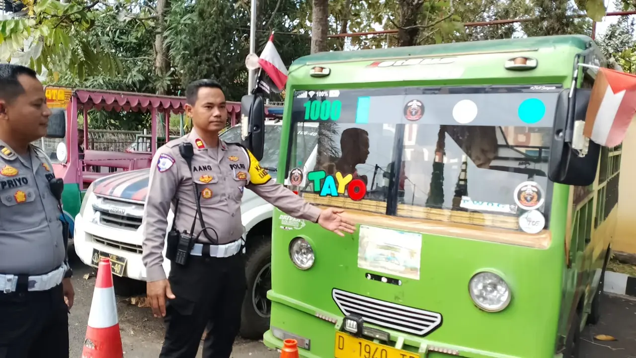 Satlantas Polres Garut, Jawa Barat, mengamankan dua unit kendaraan ‘odong-odong si tayo’, yang kerap hilir mudik mondar-mandir tanpa izin di jalanan perkotaan Garut. (Liputan6.com/Jayadi Supriadin)