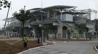 Suasana pembangunan Stasiun kereta LRT Velodrome Rawamangun, Jakarta, Selasa (17/7). LRT fase 1 rute Kelapa Gading-Velodrome Rawamangun sepanjang 5,8 kilometer ditargetkan selesai jelang pelaksanaan Asian Games 2018. (Liputan6.com/Helmi Fithriansyah)