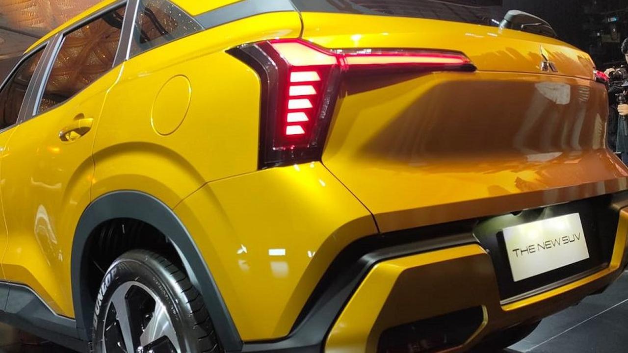 "Desain eksterior New SUV hanya untuk Mitsubishi.
Tidak akan di-share dengann Nissan, meski kami punya aliansi bersama Nissan dan Renault. Ini punya Mitsubishi 100 persen."