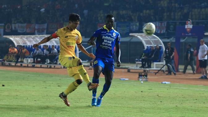 Duel Dedi Gusmawan (Semen Padang/kiri) dengan striker Persib, Ezechiel N'Douassel, di Stadion Si Jalak Harupat, Soreang, Rabu (18/9/2019). (Bola.com/Erwin Snaz)