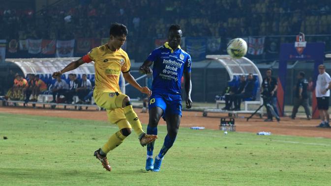 Duel Dedi Gusmawan (Semen Padang/kiri) dengan striker Persib, Ezechiel N'Douassel, di Stadion Si Jalak Harupat, Soreang, Rabu (18/9/2019). (Bola.com/Erwin Snaz)