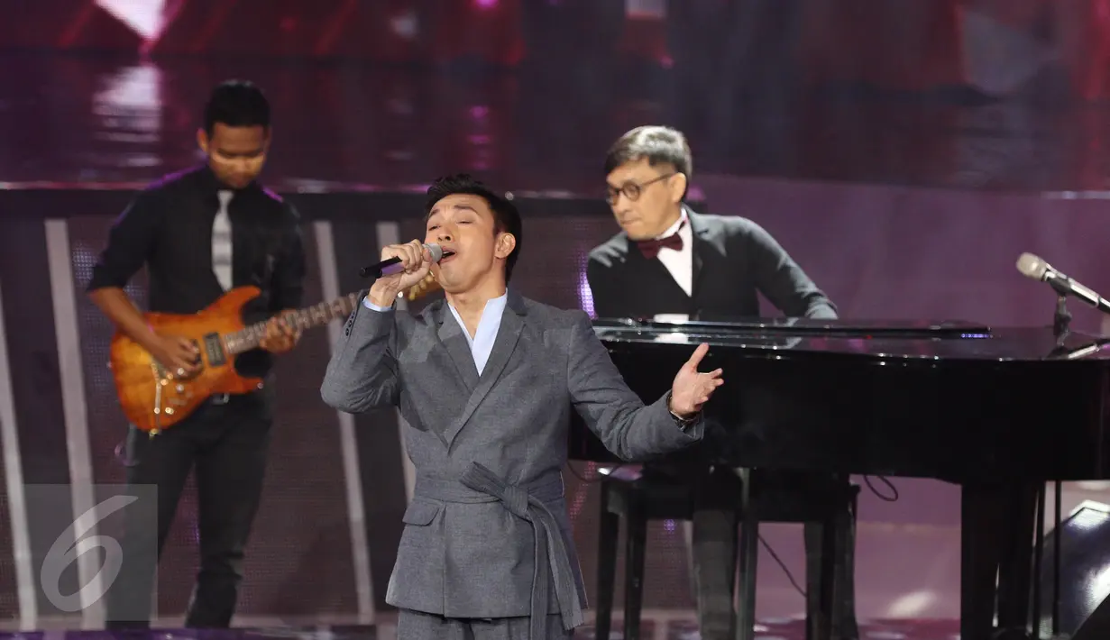Yovie Widianto berkolaborasi dengan Mario di Konser Raya 22 Indosiar, Jakarta, Rabu (11/1). Konser Raya 22 Indosiar berlangsung meriah dengan menghadirkan musisi papan atas Indonesia dan Internasional. (Liputan6.com/Herman Zakharia)