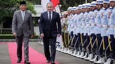 Menteri Pertahanan Indonesia Sjafrie Sjamsoeddin (kiri) dan Sekretaris Dewan Keamanan Rusia Sergei Shoigu memeriksa pasukan jajar kehormatan sebelum pertemuan bilateral mereka di Kementerian Pertahanan Republik Indonesia, Jakarta, Selasa 25 Februari 2025. (Yasuyoshi Chiba/AFP)