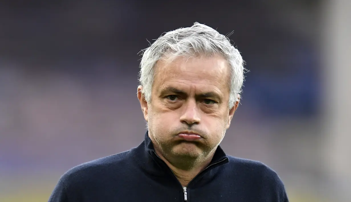 Pelatih Tottenham Jose Mourinho terlihat saat sesi pemanasan sebelum pertandingan melawan Everotn pada lanjutan Liga Inggris di Goodison Park di Liverpool, Inggris pada 16 April 2021. Tottenham memecat Jose Mourinho pada hari Senin setelah hanya 17 bulan melatih. (Peter Powell/Pool via AP, File)
