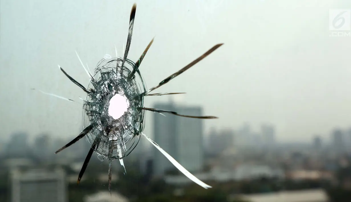 Kaca yang terkena peluru nyasar di lantai 16 nusantara I, Kompleks Parlemen MPR/DPR-DPD, Senayan, Jakarta, Selasa (16/10). Peluru nyasar menembus ruang anggota DPR Fraksi Partai Gerindra Wenny Warouw di lantai 16. (Lipiutan6.com/Johan Tallo)
