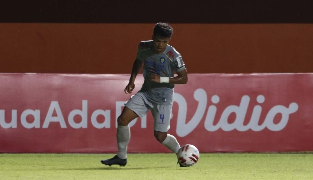 Pelatih Persib Bandung memberikan kesempatan kepada Bayu Fiqri di Piala Menpora 2021dan dibayar tuntas dengan penampilan gemilang di sektor bek kanan. (Bola.com/Ikhwan Yanuar)