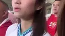 Azizah Salsha tampak tegang melihat Indonesia vs Turkmenistan. Ia terlihat menawan dengan jersey putih Garuda Muda. Ia bahkan beberapa momen tertangkap salting ketika sang suami cetak gol. (Liputan6.com/TikTok/caviarhold)