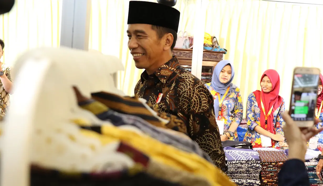 Senyum Presiden Joko Widodo atau Jokowi saat menghadiri pembukaan Muslim Fashion Festival (Muffest) Indonesia Tahun 2018 di JCC, Kamis (19/4). (Liputan6.com/Immanuel Antonius)