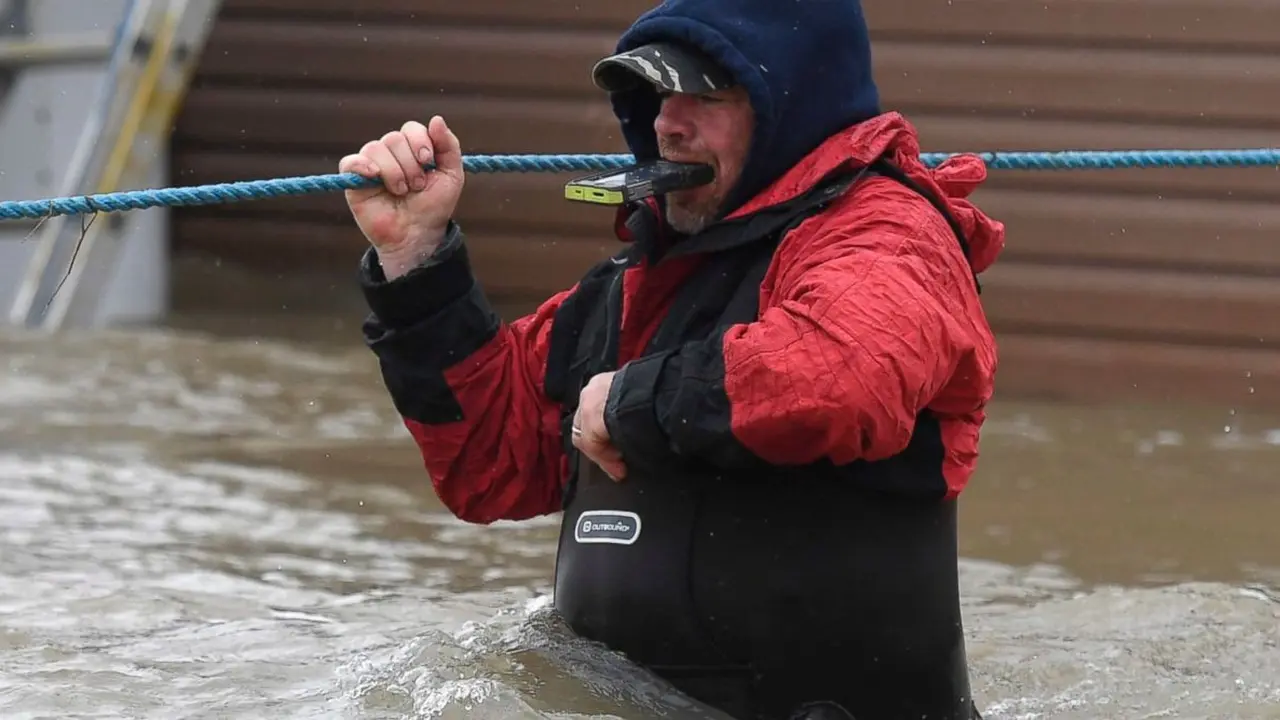 Warga melintasi banjir Kanada di Jalan Voisine di Rockland, Ontario, sekitar 40 kilometer timur Ottawa, Minggu 7 Mei 2017. (AP)